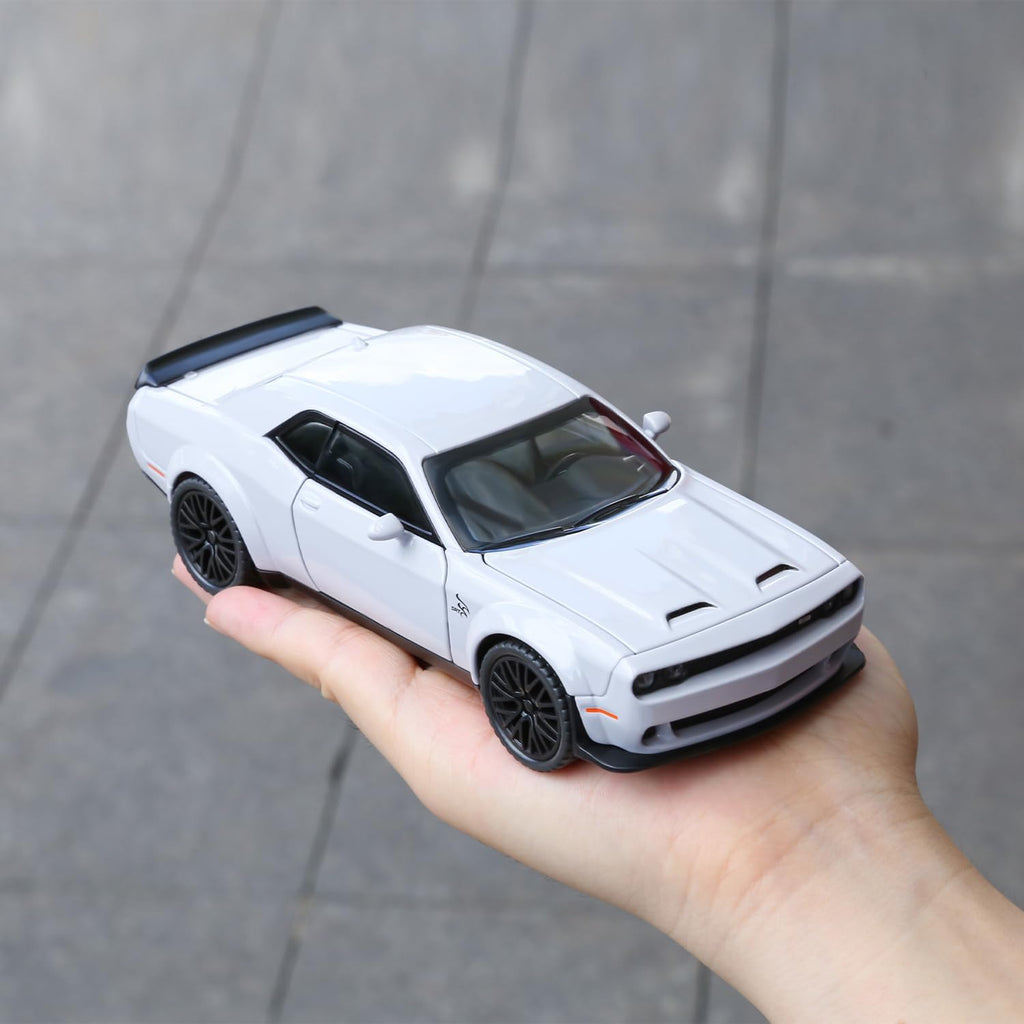 Dodge Challenger Hellcat - Diecast Metal Car - Scale 1:24